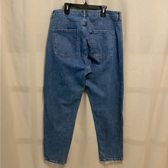 Garage Mom jeans with distressed hems - Picture 2 of 10